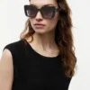 Sonnenbrille mit auffälligem Schmetterlingsrahmen