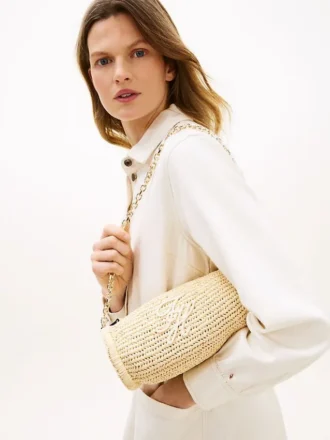 Tasche mit Monogramm-Schriftzug und Kettenriemen aus Raffia Tasche mit Monogramm-Schriftzug und Kettenriemen aus Raffia