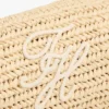 Tasche mit Monogramm-Schriftzug und Kettenriemen aus Raffia Tasche mit Monogramm-Schriftzug und Kettenriemen aus Raffia