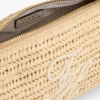 Tasche mit Monogramm-Schriftzug und Kettenriemen aus Raffia Tasche mit Monogramm-Schriftzug und Kettenriemen aus Raffia