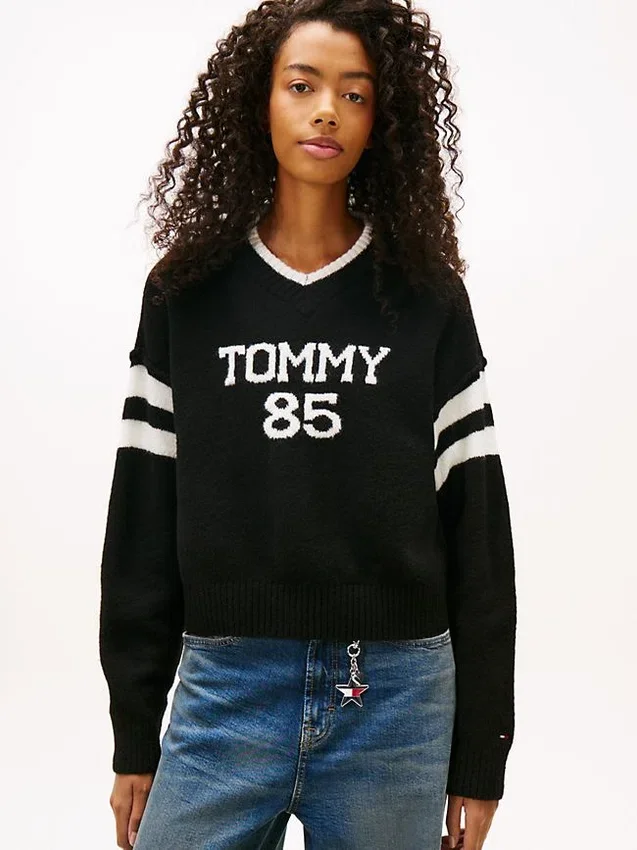Tommy Jeans 85 Varsity-Pullover mit V-Ausschnitt Tommy Jeans 85 Varsity-Pullover mit V-Ausschnitt