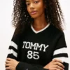 Tommy Jeans 85 Varsity-Pullover mit V-Ausschnitt Tommy Jeans 85 Varsity-Pullover mit V-Ausschnitt