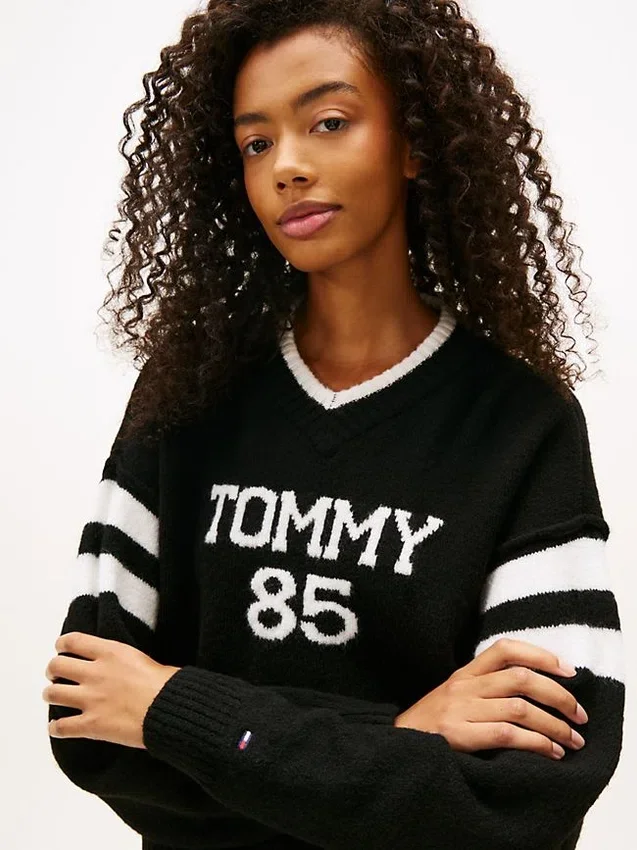 Tommy Jeans 85 Varsity-Pullover mit V-Ausschnitt Tommy Jeans 85 Varsity-Pullover mit V-Ausschnitt