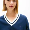 Tommy Jeans Pullover mit V-Ausschnitt und lockerer Passform Tommy Jeans Pullover mit V-Ausschnitt und lockerer Passform
