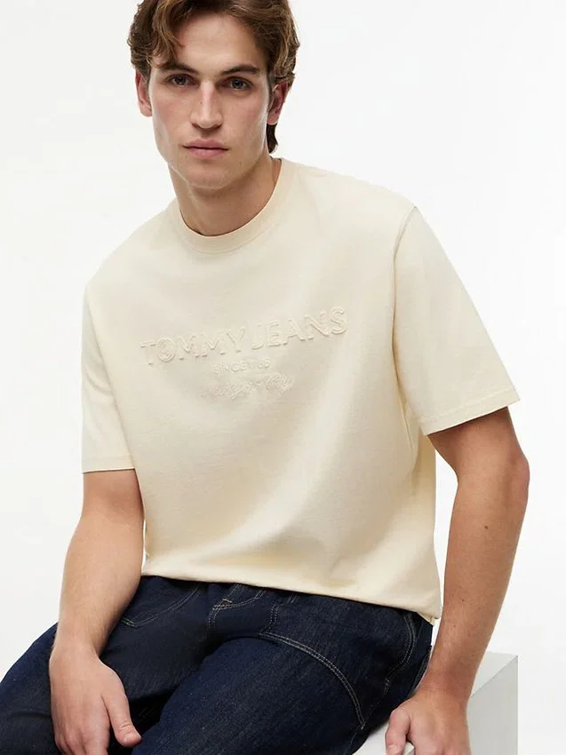 Tommy Jeans T-Shirt mit Distressed-Logo Tommy Jeans T-Shirt mit Distressed-Logo