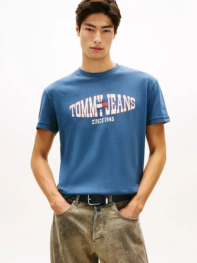 Tommy Jeans T-Shirt mit gewelltem Flaggenlogo Tommy Jeans T-Shirt mit gewelltem Flaggenlogo