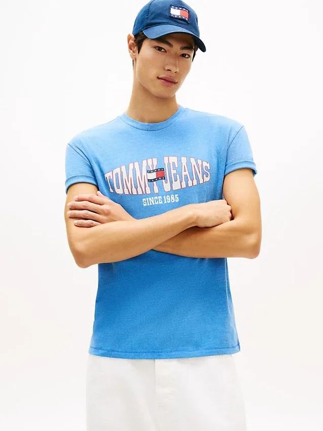Tommy Jeans T-Shirt mit gewelltem Flaggenlogo Tommy Jeans T-Shirt mit gewelltem Flaggenlogo