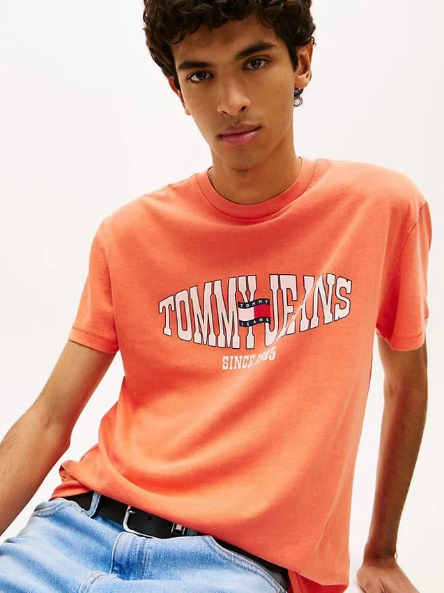 Tommy Jeans T-Shirt mit gewelltem Flaggenlogo Tommy Jeans T-Shirt mit gewelltem Flaggenlogo