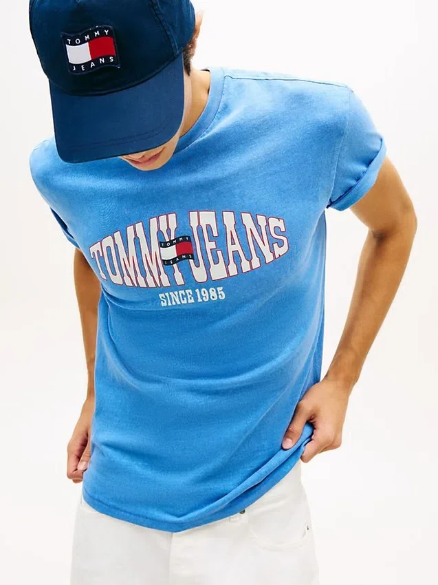 Tommy Jeans T-Shirt mit gewelltem Flaggenlogo Tommy Jeans T-Shirt mit gewelltem Flaggenlogo