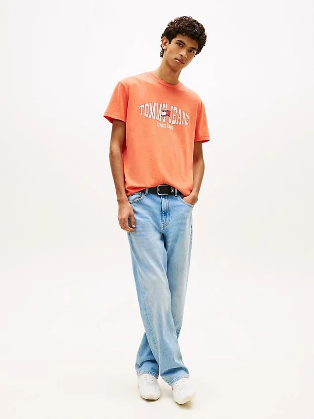 Tommy Jeans T-Shirt mit gewelltem Flaggenlogo Tommy Jeans T-Shirt mit gewelltem Flaggenlogo