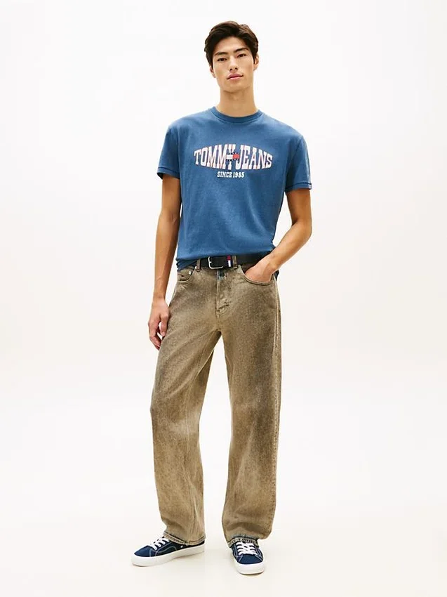 Tommy Jeans T-Shirt mit gewelltem Flaggenlogo Tommy Jeans T-Shirt mit gewelltem Flaggenlogo