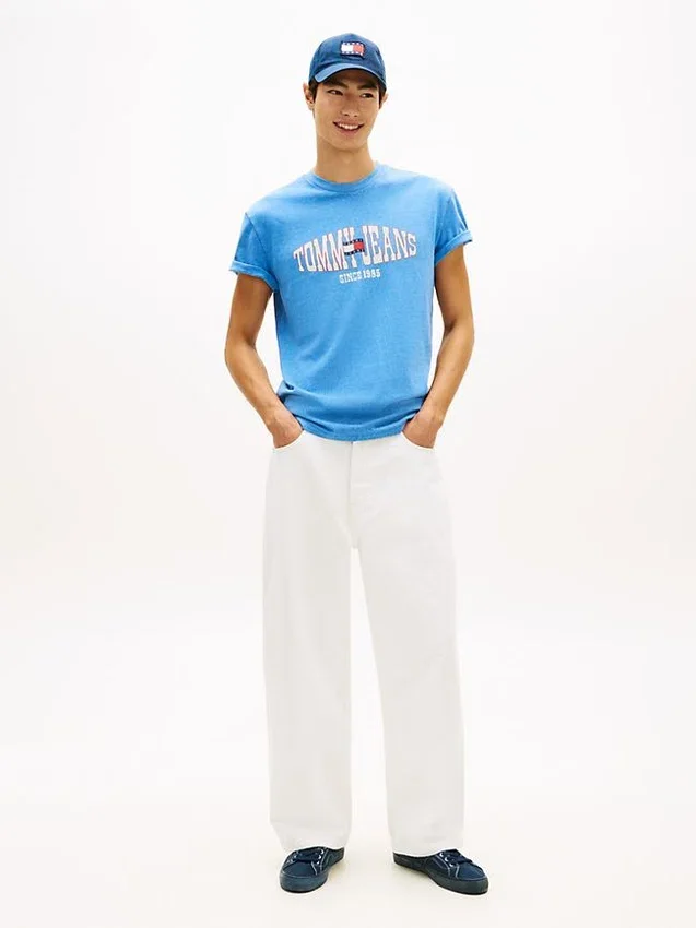 Tommy Jeans T-Shirt mit gewelltem Flaggenlogo Tommy Jeans T-Shirt mit gewelltem Flaggenlogo