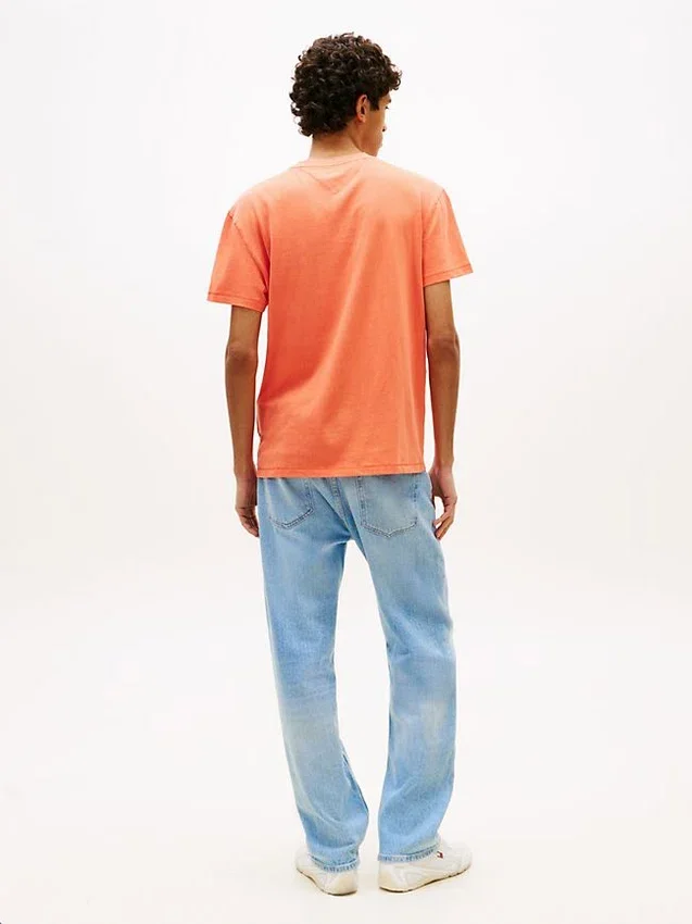Tommy Jeans T-Shirt mit gewelltem Flaggenlogo Tommy Jeans T-Shirt mit gewelltem Flaggenlogo