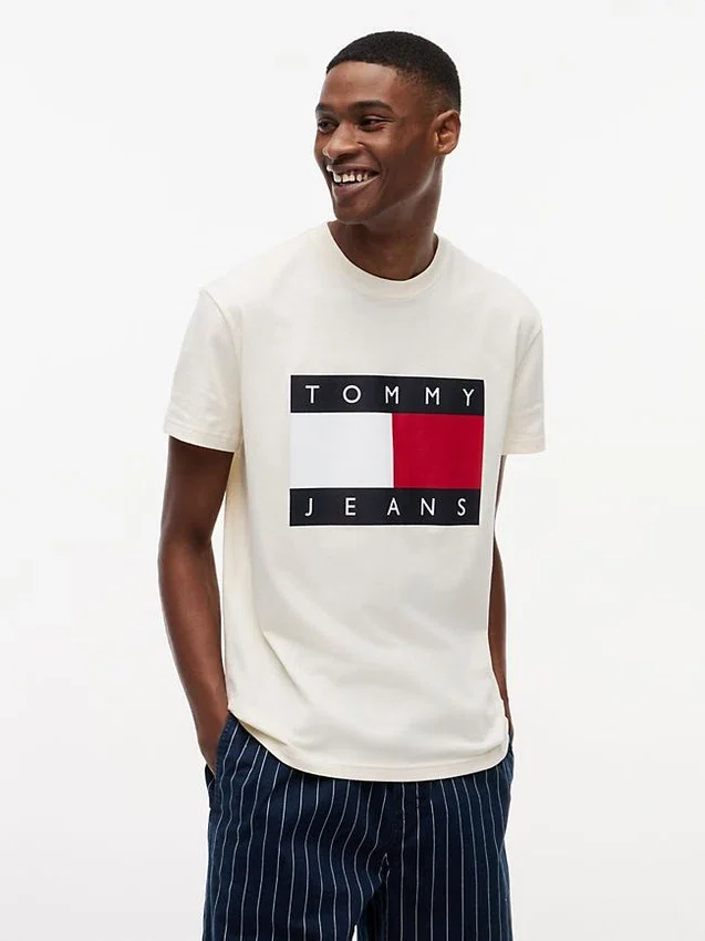 Tommy Jeans T-Shirt mit großem Flaggenlogo Tommy Jeans T-Shirt mit großem Flaggenlogo