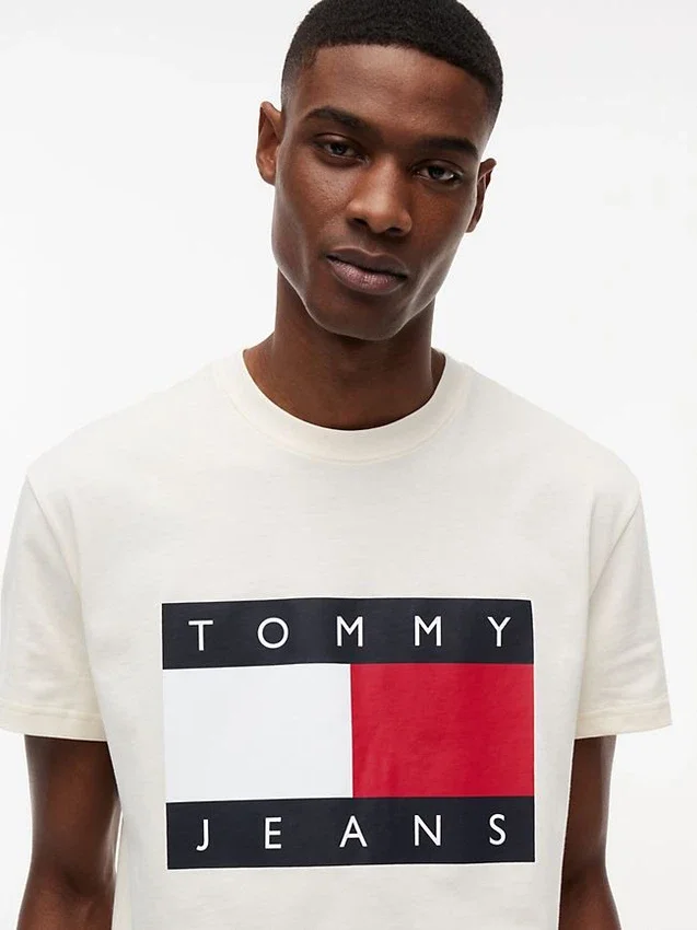 Tommy Jeans T-Shirt mit großem Flaggenlogo Tommy Jeans T-Shirt mit großem Flaggenlogo