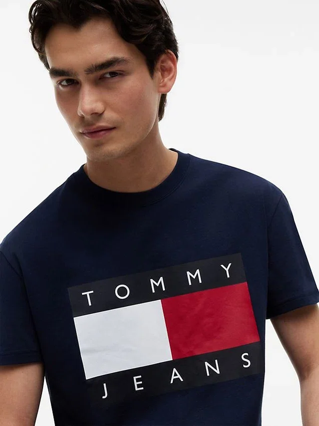 Tommy Jeans T-Shirt mit großem Flaggenlogo Tommy Jeans T-Shirt mit großem Flaggenlogo