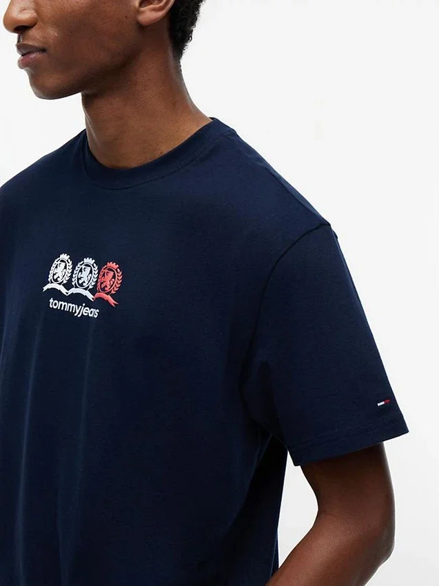 Tommy Jeans T-Shirt mit Multi-Crest-Logo Tommy Jeans T-Shirt mit Multi-Crest-Logo