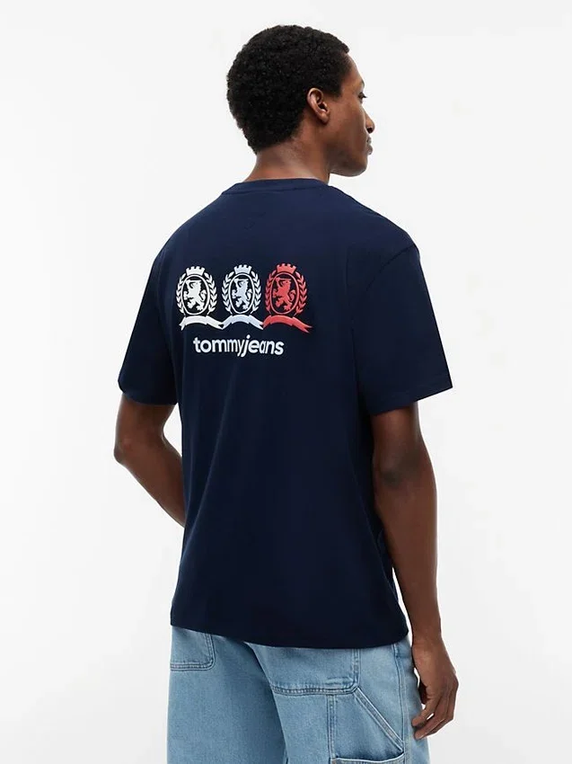 Tommy Jeans T-Shirt mit Multi-Crest-Logo Tommy Jeans T-Shirt mit Multi-Crest-Logo