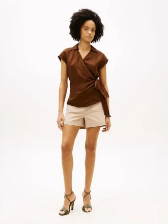 Twill-Shorts mit Goldknöpfen und Taschen