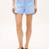 Twill-Shorts mit Goldknöpfen und Taschen Twill-Shorts mit Goldknöpfen und Taschen