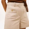 Twill-Shorts mit Goldknöpfen und Taschen Twill-Shorts mit Goldknöpfen und Taschen