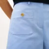 Twill-Shorts mit Goldknöpfen und Taschen Twill-Shorts mit Goldknöpfen und Taschen