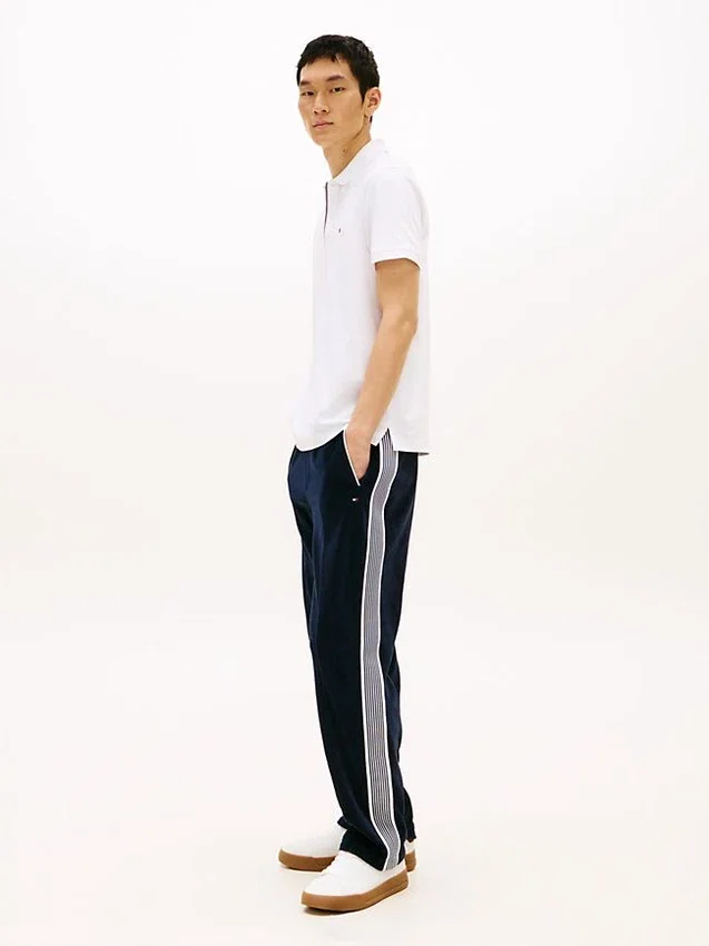 Velours-Jogginghose mit Monogramm-Wappen Velours-Jogginghose mit Monogramm-Wappen