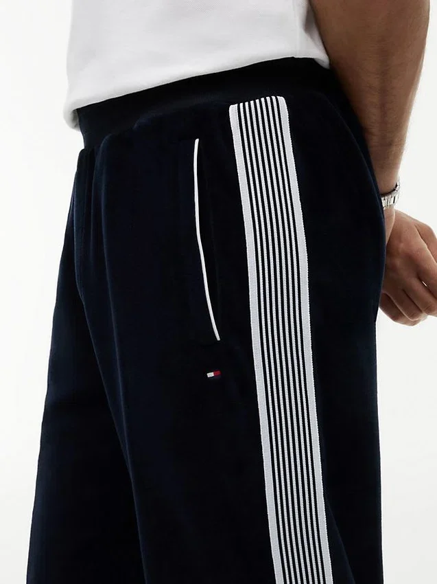 Velours-Jogginghose mit Monogramm-Wappen Velours-Jogginghose mit Monogramm-Wappen