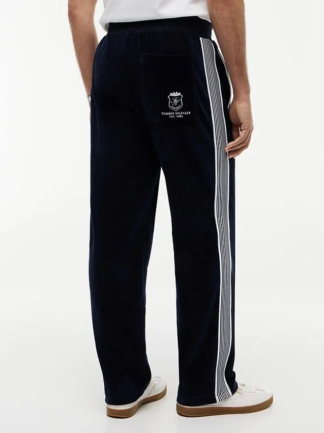 Velours-Jogginghose mit Monogramm-Wappen Velours-Jogginghose mit Monogramm-Wappen