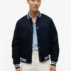 Wasserabweisende Varsity-Jacke mit Flaggenlogo Wasserabweisende Varsity-Jacke mit Flaggenlogo