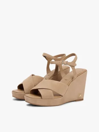 Wedge-Sandale aus Wildleder mit gekreuzten Riemen