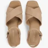 Wedge-Sandale aus Wildleder mit gekreuzten Riemen Wedge-Sandale aus Wildleder mit gekreuzten Riemen