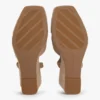 Wedge-Sandale aus Wildleder mit gekreuzten Riemen Wedge-Sandale aus Wildleder mit gekreuzten Riemen