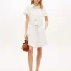 Weißes Jeans-Shirtkleid mit Gürtel