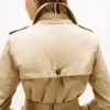 Zweireihiger Trenchcoat mit Gürtel